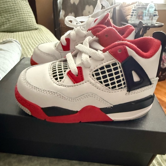 Jordan 4 Retro red NIB sz 6c